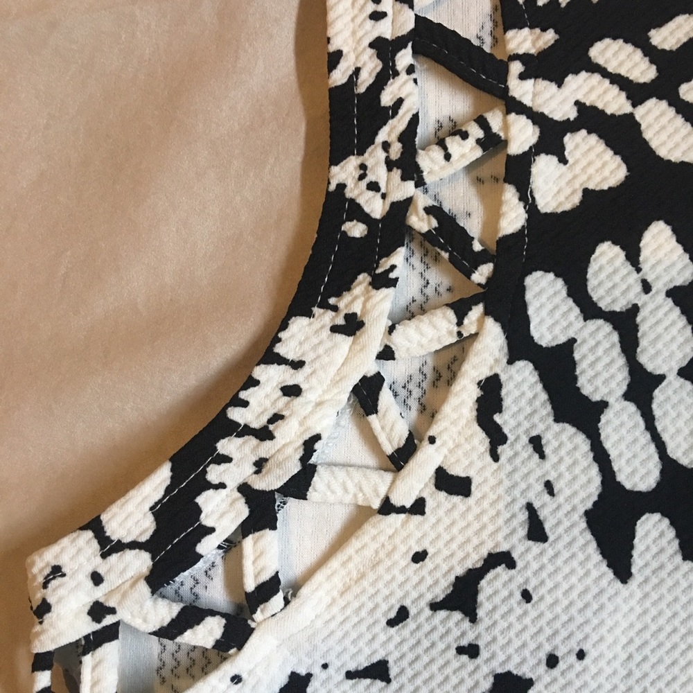 Size S - Picture 3 of 4